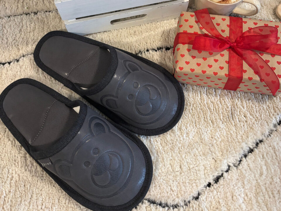 leder hausschuhe valentinstag geschenkidee grau scaled e1736625460470