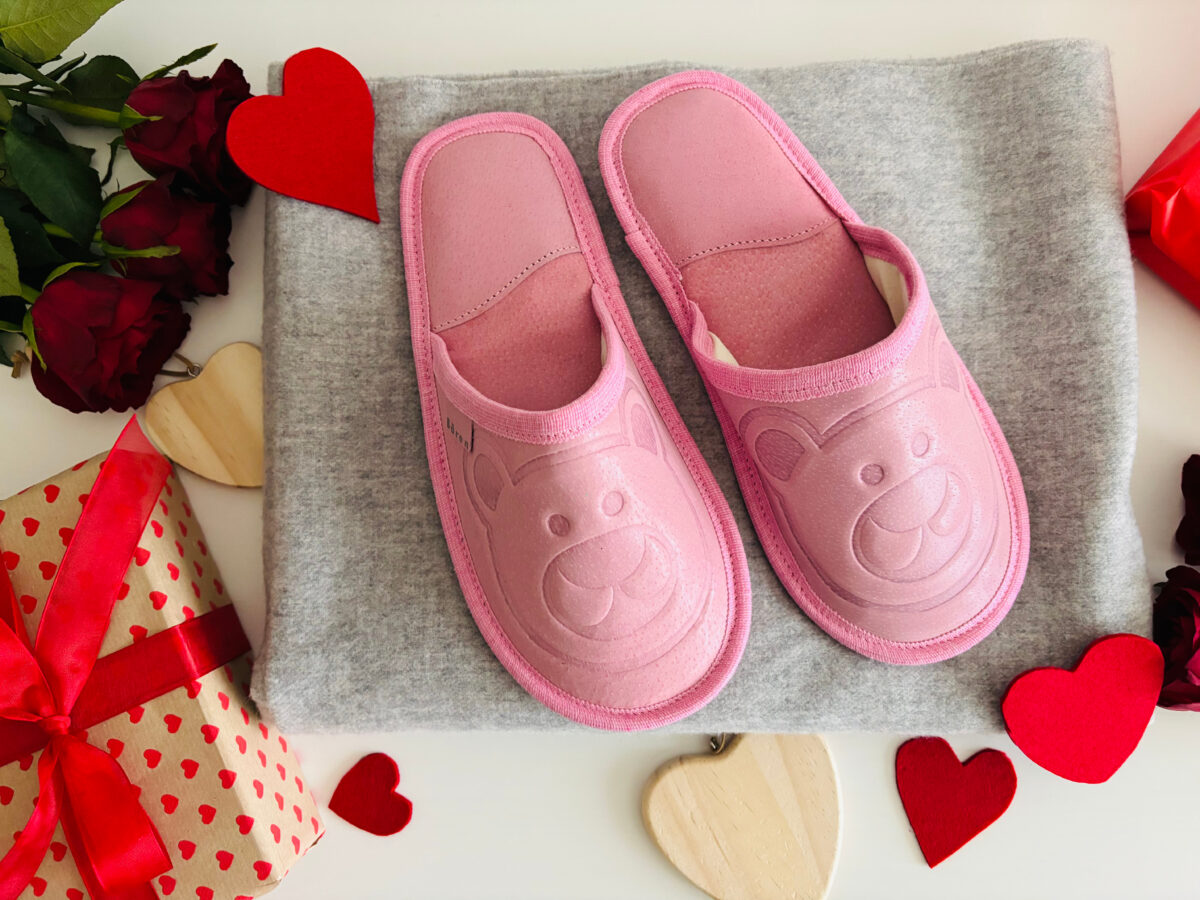 Pink Lederhausschuhe Valentinstag Geschenkidee